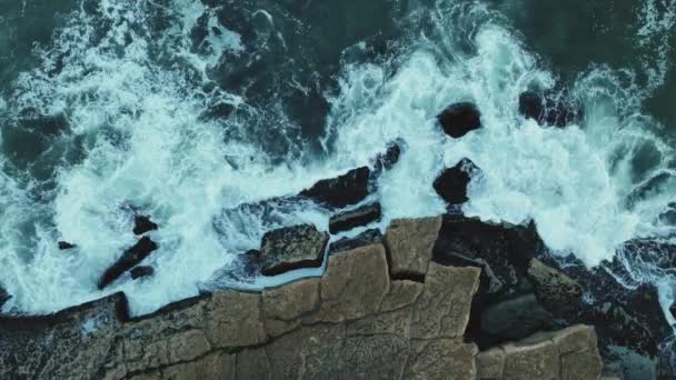 Golven Van Atlantische Oceaan Botsen Tegen Kliffen Uitzicht Vanaf Een — Stockvideo