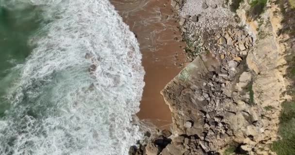Atlantik Okyanusu Ndan Gelen Dalgalı Deniz Manzarası Sahile Vuran Beyaz — Stok video
