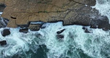 Atlantik Okyanusu 'ndan gelen dalgalı deniz manzarası. Beyaz dalgalar Colares, Portekiz' deki sahilde kırılıyor.