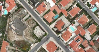 Portekiz 'in vahşi kıyı şeridi boyunca Atlantik Okyanusu, Colares, Portekiz' e bakan küçük bir kasaba olan Azenhas 'ın havadan görünüşü Mar' ı gösteriyor. 5 bin.