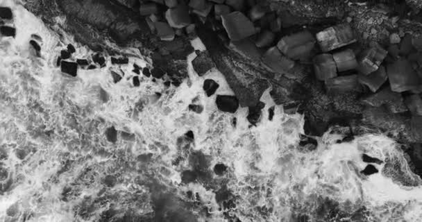 Černobílý Vlny Atlantského Oceánu Narážejí Útesy Pohled Výšky120 Metrů Portugalsko — Stock video