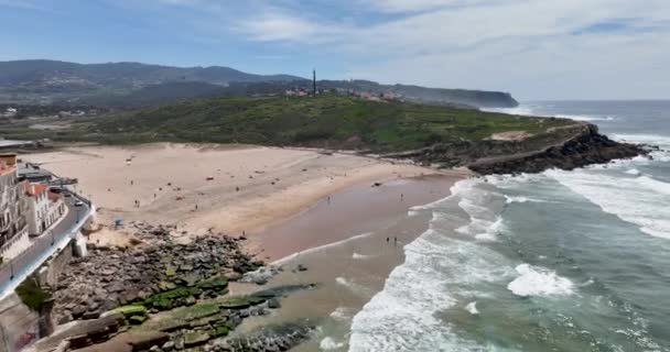 葡萄牙辛特拉的普拉亚达斯马卡斯 俯瞰海浪冲破沙滩的情景 高质量的5K镜头 — 图库视频影像