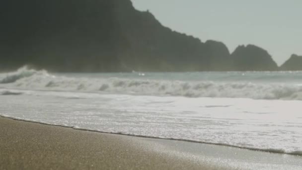 Krásný Výhled Modré Moře Vlny Omývá Pobřeží Proti Skalnatým Horám — Stock video