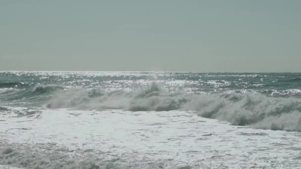 Блакитні Хвилі Розбиваються Скелі Пісок 2021 Році Пляж Підійшли Прекрасні — стокове відео