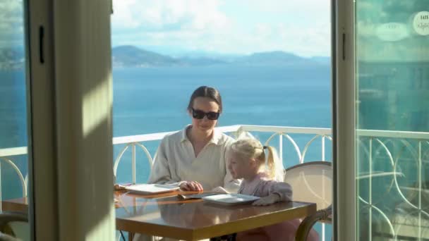 Heureux Famille Maman Fille Assis Dans Restaurant Plein Air Avec — Video
