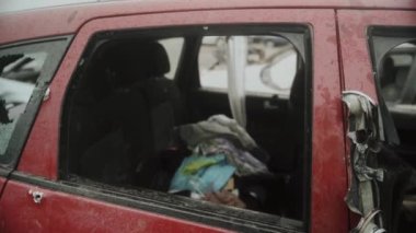 Sivil araba mezarlığı. Araba füze saldırısında yok edildi, sivil araç füze saldırısında yok edildi, Rus istilası, araba yanmış, şehir harabelerinde hasarlı arabalar var. Bucha 2022 Nisan