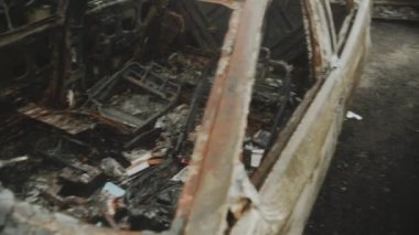 Bucha, UKRAINE Nisan 2022 sivil araba mezarlığı. Yanmış sivil arabaların atılması, Rus ordusu tarafından vurulması ve Rusya 'nın Ukrayna' ya karşı savaşı sırasında yok edilmesi.