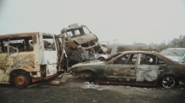 Bucha, UKRAINE Nisan 2022 sivil araba mezarlığı. Yanmış sivil arabaların atılması, Rus ordusu tarafından vurulması ve Rusya 'nın Ukrayna' ya karşı savaşı sırasında yok edilmesi. Bucha.