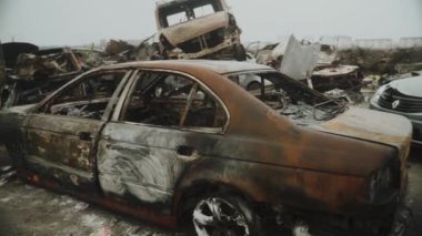 Sivil araba mezarlığı. Füze saldırısında yok edilen araba, füze saldırısında yok edilen sivil araç, Ukrayna savaşı, Rus istilası arabasının yanması, hasar gören şehir kalıntıları Bucha 2022 Nisan