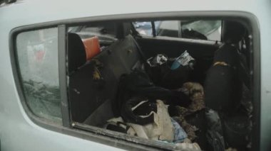 Araba füze saldırısında tahrip oldu, sivil araç füze saldırısında, Ukrayna savaşında, Rus istilasında, araba yandı, şehir harabelerinde hasar gördü. Borodyanka Irpin Gostomel 2022 Nisan