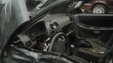 Sivil araba mezarlığı. Füze saldırısında araba tahrip edildi. Sivil araç füze saldırısında, Ukrayna savaşında, Rus istilasında, araba yandı. 2022 Nisan 'ında hasar gördü.