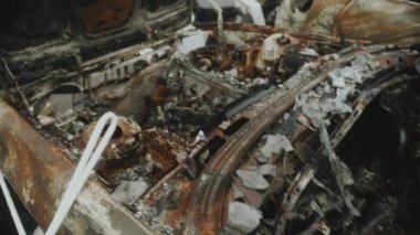 Hostomel, Irpin, Borodyanka, Bucha, Kyiv bölgesi, Ukrayna, 2022. Ukrayna 'da sivil araba mezarlığı savaşı yakıldı ve yakın çekimde arabalar havaya uçuruldu. Rusya ile savaşın sonucu Kyiv yakınlarındaki huzurlu bir şehirde gerçekleşti.