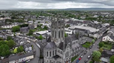 Havadan. Kilkenny İrlanda 4k antik kentinde Aziz Mary Katolik Katedrali etrafında dairesel bir üstgeçit.