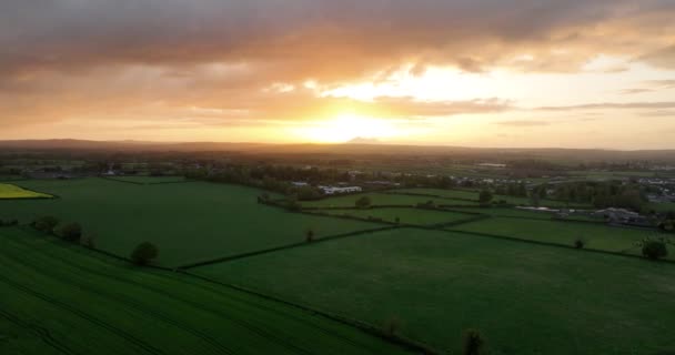 Aéreo Pôr Sol Incrível Sobre Campos Amarelo Verdes Irlanda — Vídeo de Stock