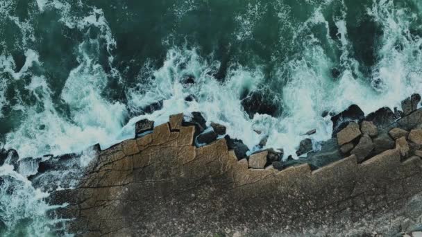 Повітряний Вид Бурхливого Моря Атлантичного Океану Білими Хвилями Розбиваються Пляжі — стокове відео