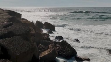 Aerial 4k Atlantik Okyanusu 'na doğru güzel uçurumların üzerinden uçuyor. Beyaz okyanus dalgaları. Sintra Portekiz. Yavaş Hareket