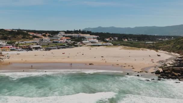 มมองบนลงของชายหาดทรายของ Praia Das Macas นตรา โปรต เกส คนอาบแดดบนชายหาด การเคล อนไหวช — วีดีโอสต็อก