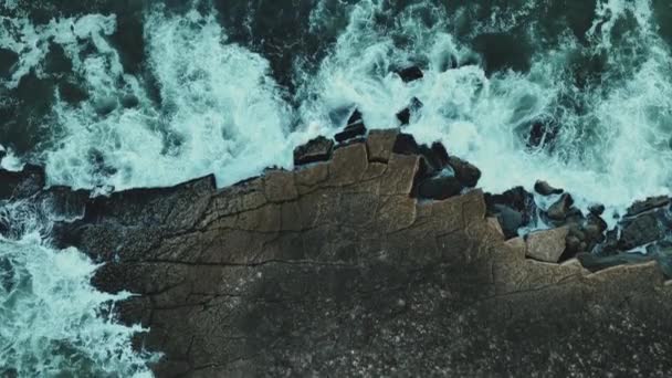 Сильні Хвилі Атлантичного Океану Вдаряються Скелі Вид 120 Метрів Португалії — стокове відео