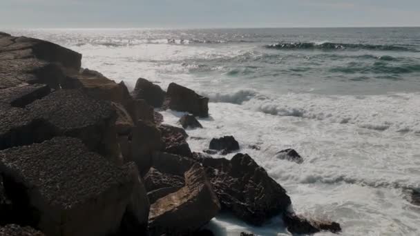 아름다운 절벽을 대서양을 날아갑니다 포르투갈의 시나트라 — 비디오