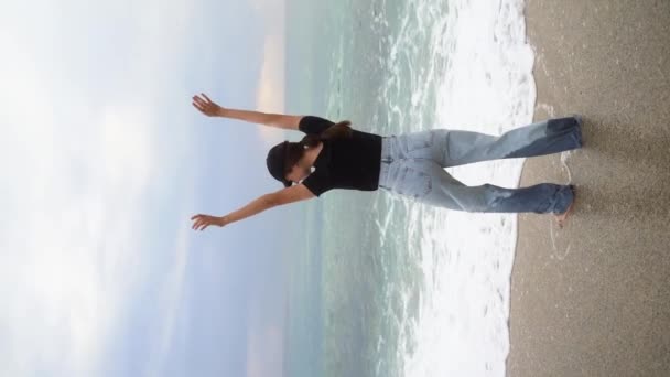 Vídeo Vertical Clipes Uma Jovem Mulher Feliz Levantando Mãos Para — Vídeo de Stock