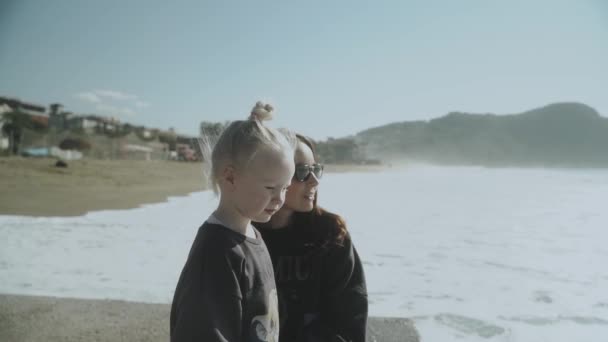 2021年 阿拉亚 土耳其 一个可爱的小女孩 和她妈妈一起远眺大海 单身母亲 家庭观念慢动作 — 图库视频影像