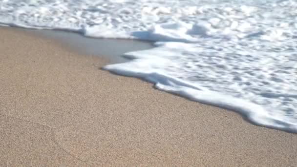 Onda Marina Con Schiuma Bianca Copre Sabbia Gialla Della Spiaggia — Video Stock