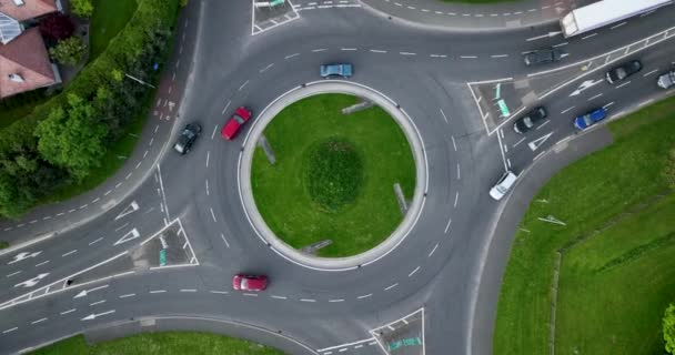 Een Arial Luchtfoto Van Een Rotonde Met Passerende Auto Bovenaanzicht — Stockvideo
