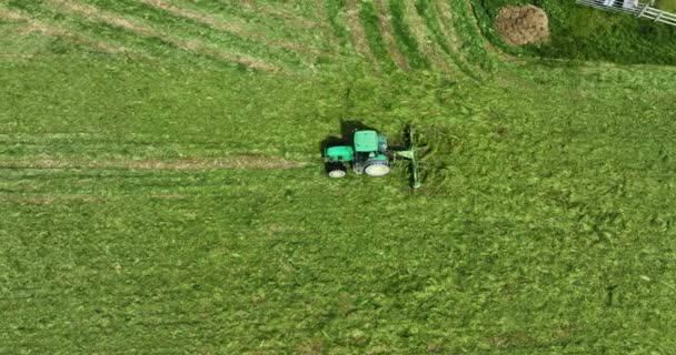 Letecký Zelený Traktor Rve Zelenou Trávu Pohybuje Vpřed Podél Pošlapané — Stock video