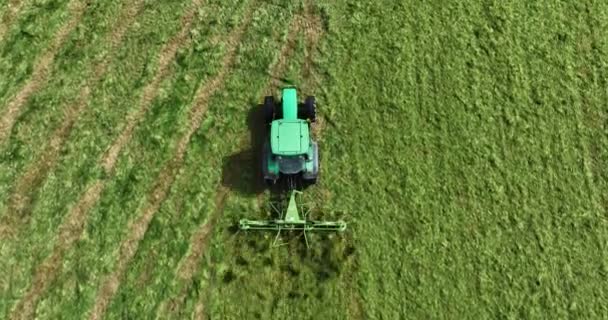 Hava Fotoğrafçılığı Yeşil Bir Traktör Yeşil Bir Çayırdan Geçiyor Çimleri — Stok video
