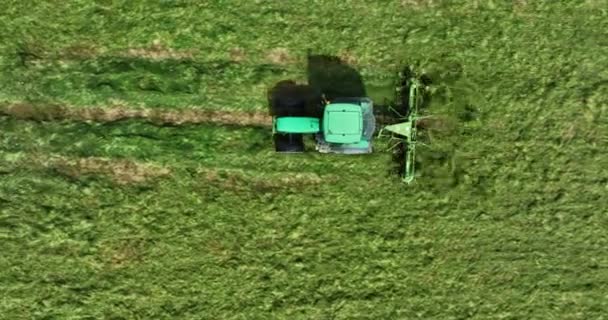 Luchtfotografie Een Groene Trekker Rijdt Een Groene Weide Met Een — Stockvideo