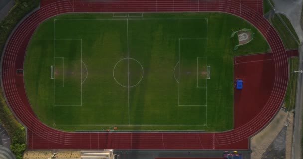 Antenn Stadion Med Grön Fotbollsplan Och Röd Löparbana Idrottsanläggning Film — Stockvideo