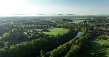 Resimli ağaçların ve çayırların arka planında Nore Nehri 'nin havadan görünüşü. Kilkenny, İrlanda. Yüksek kalite 5k görüntü