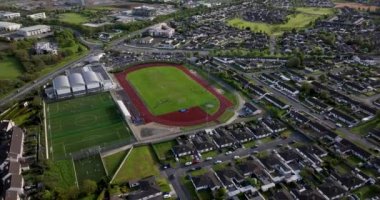 Havadan. İrlanda 'da küçük bir kasabadaki futbol sahasının üzerinde daire şeklinde bir uçuş. 5 km' lik bir görüntü.