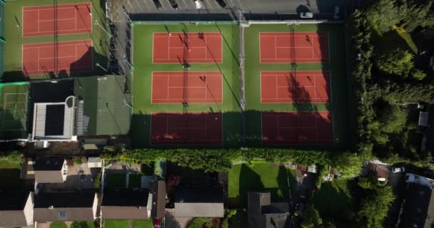 在一个美丽的爱尔兰郊区中心的一个大网球场的空中 高质量的5K镜头 — 图库视频影像