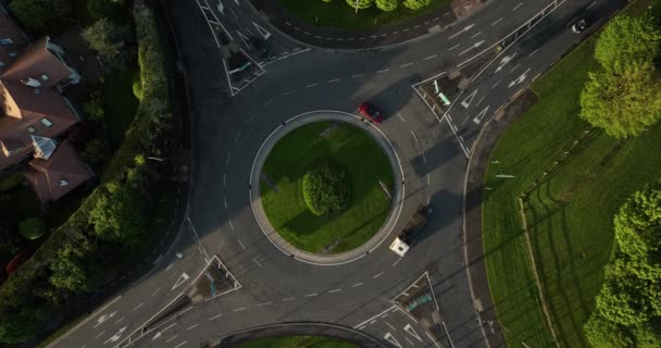 Udara Roundabout Pandangan Atas Udara Dengan Mobil Lewat Kilkenny Irlandia — Stok Video