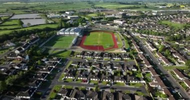 Havadan. Kamera İrlanda 'nın küçük İrlanda kenti Kilkenny' deki şehir stadyumuna zum yapıyor. Stadyumun etrafında birçok ev var. 5k görüntü