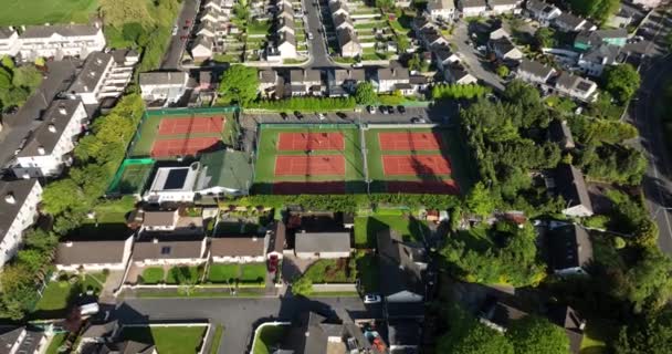 在一个风景如画的爱尔兰乡村中间的一个大网球场的空中镜头 高质量的5K镜头 — 图库视频影像