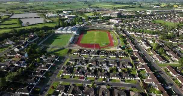 Aérien Caméra Zoome Sur Stade Ville Dans Petite Ville Irlandaise — Video