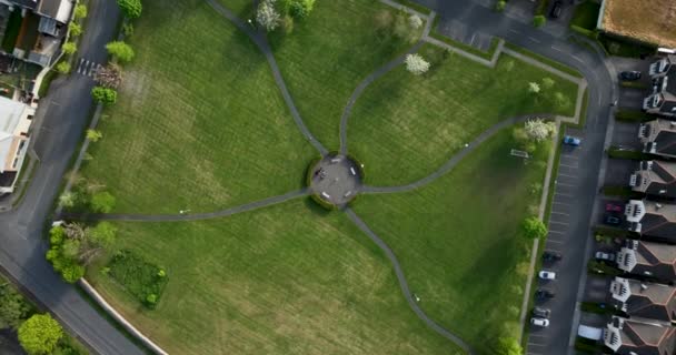 圆形全景 爱尔兰乡村房屋附近的一个小绿地和一个广场 高质量的5K镜头 — 图库视频影像