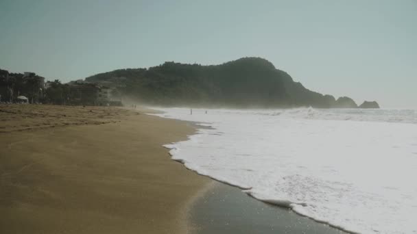 美丽的风景 蓝色的海浪冲刷着岸边的岩石山 土耳其 阿拉亚 慢动作120 — 图库视频影像