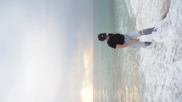 Pionowe Klipy Wideo Młodej Kobiety Chodzącej Plaży Ubraniu Biała Piana — Wideo stockowe