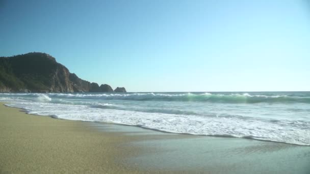 美しい景色 青い海の波が岩の多い山 Alanya トルコに対して海岸を洗う スローモーション120 — ストック動画