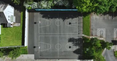 Basketbol sahası. Kuşbakışı görüş 5k. İrlanda 'da boş bir raketbol sahası. Yüksek kalite 4k görüntü