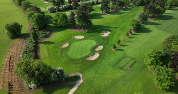 Luftaufnahme Des Golfplatzes Einstellschuss Drohne Fliegt Über Golfclub Früher Morgen — Stockvideo
