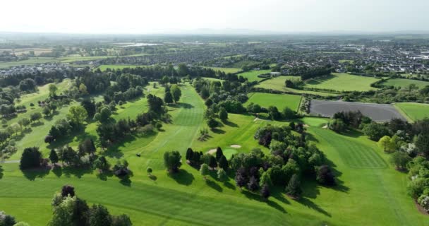 Een Schot Een Drone Die Golfclub Vliegt Prachtige Golf Speeltuin — Stockvideo