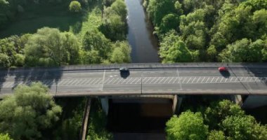 İrlanda 'nın Kilkenny kentindeki Nore Nehri üzerindeki yaya köprüsü ve yol manzarası nehri kaplamaktadır. 5k Yüksek kalite 5k görüntü