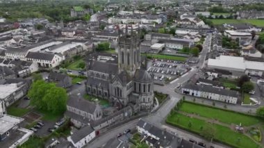 Kilkenny İrlanda 4k antik kentinde Aziz Mary Katolik Katedrali etrafında dairesel bir üstgeçit.