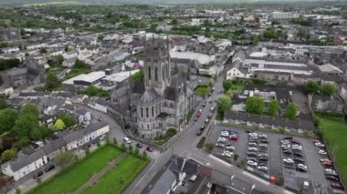 Kilkenny İrlanda 4k antik kentinde Aziz Mary Katolik Katedrali etrafında dairesel bir üstgeçit.