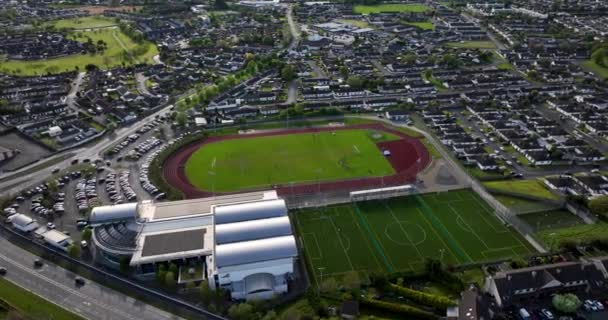 Luchtfoto Een Rondvlucht Een Voetbalveld Een Klein Stadje Ierland Beeldmateriaal — Stockvideo