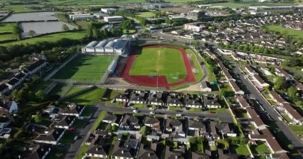 空中だ アイルランドの小さな町のサッカー場の上の円形飛行5Kの映像 — ストック動画
